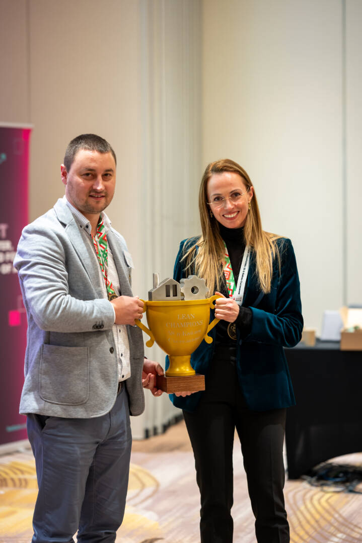 Победителите в Lean Champions с преходната купа